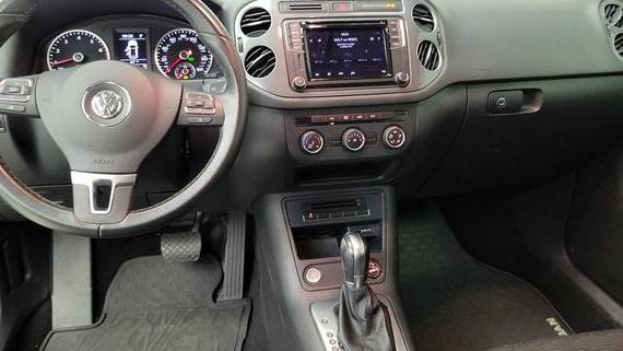 VOLKSWAGEN TIGUAN LIMITED 2018 WVGAV7AX1JK003100 image